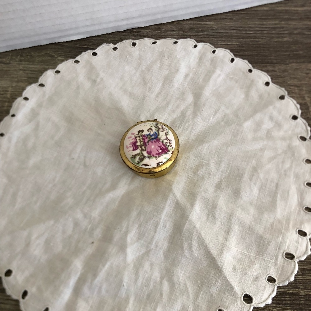 Vtg Victorian Courtyard Scene Travel Pill Box